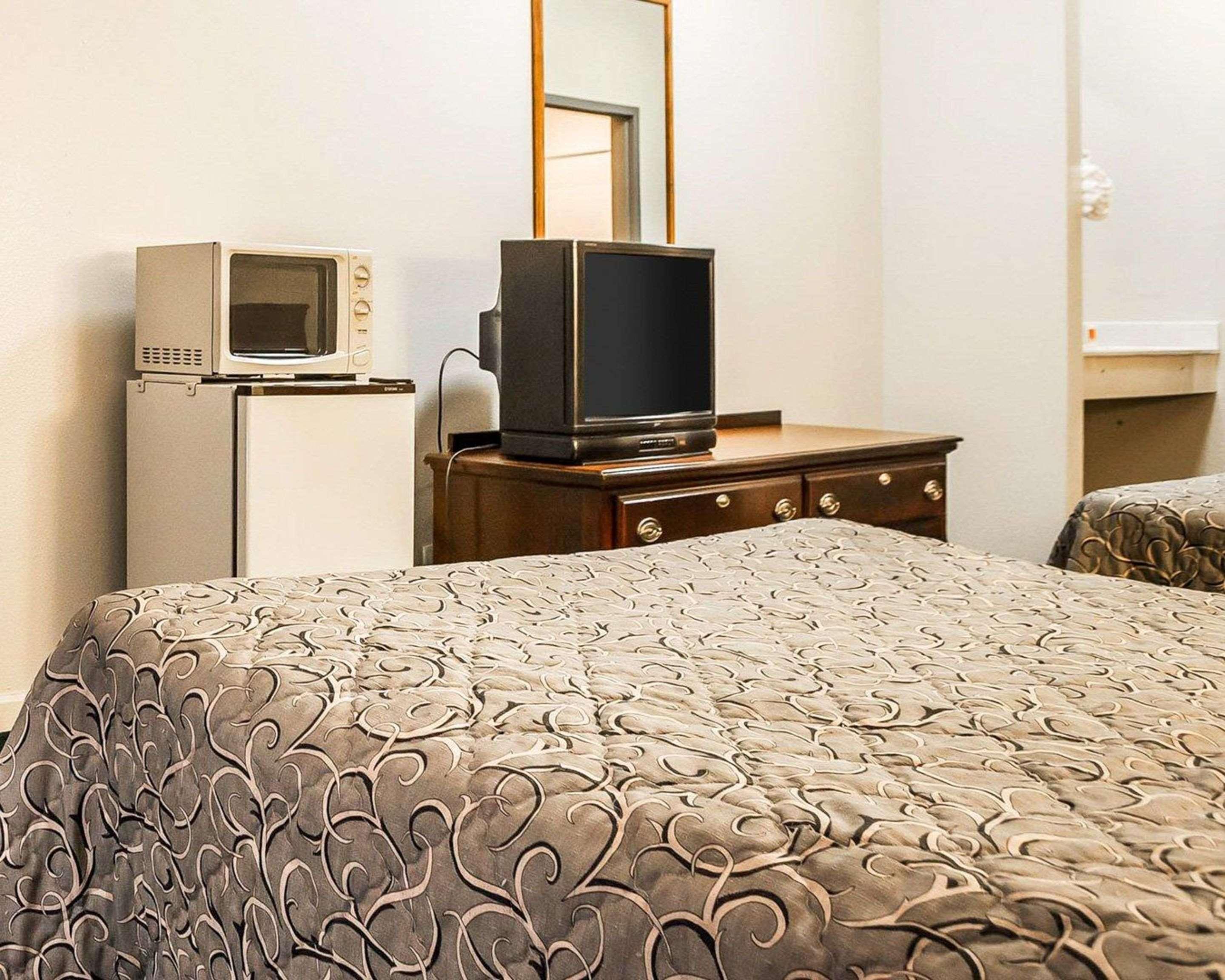 Econo Lodge Inn & Suites Granite City Buitenkant foto