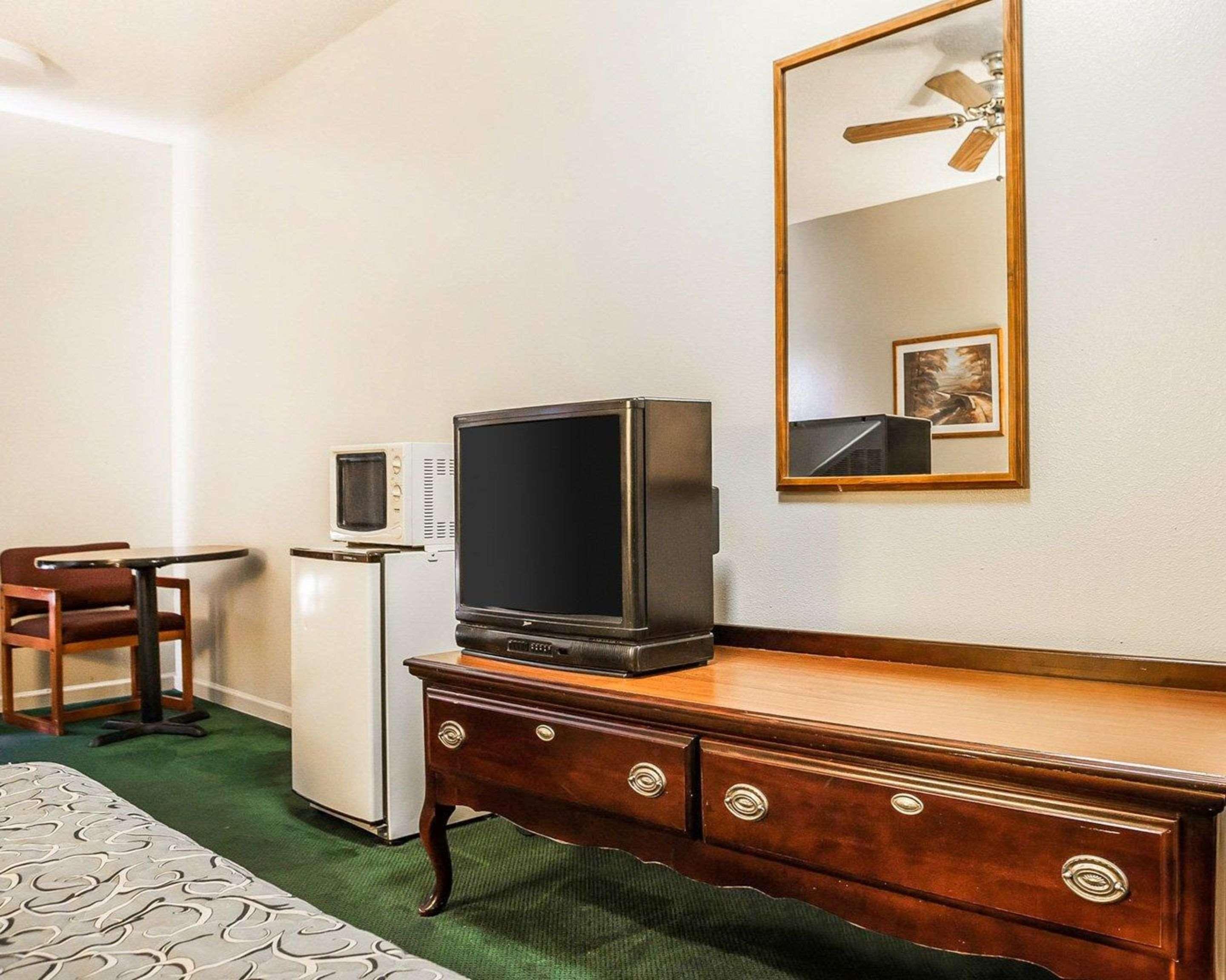 Econo Lodge Inn & Suites Granite City Buitenkant foto