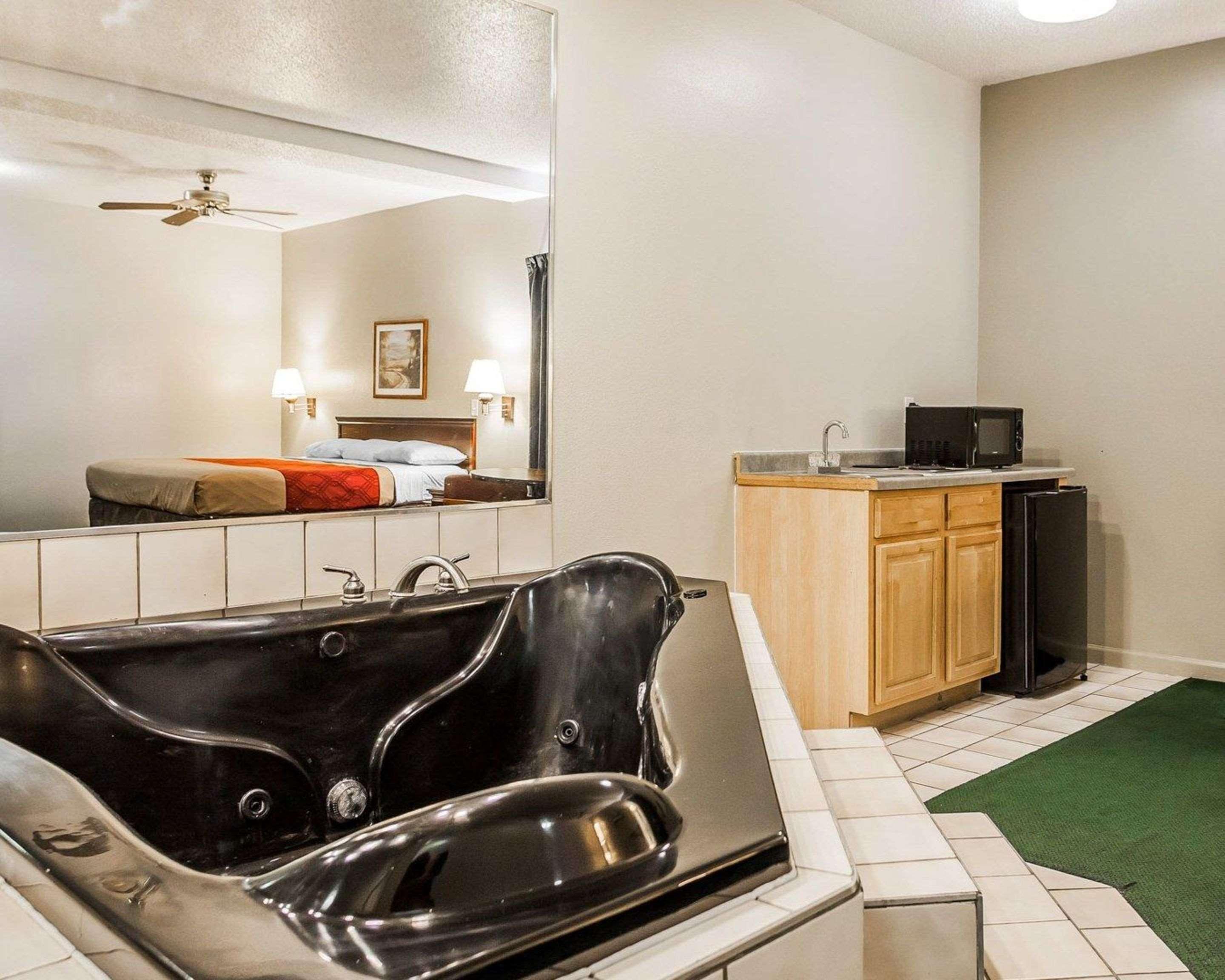 Econo Lodge Inn & Suites Granite City Buitenkant foto