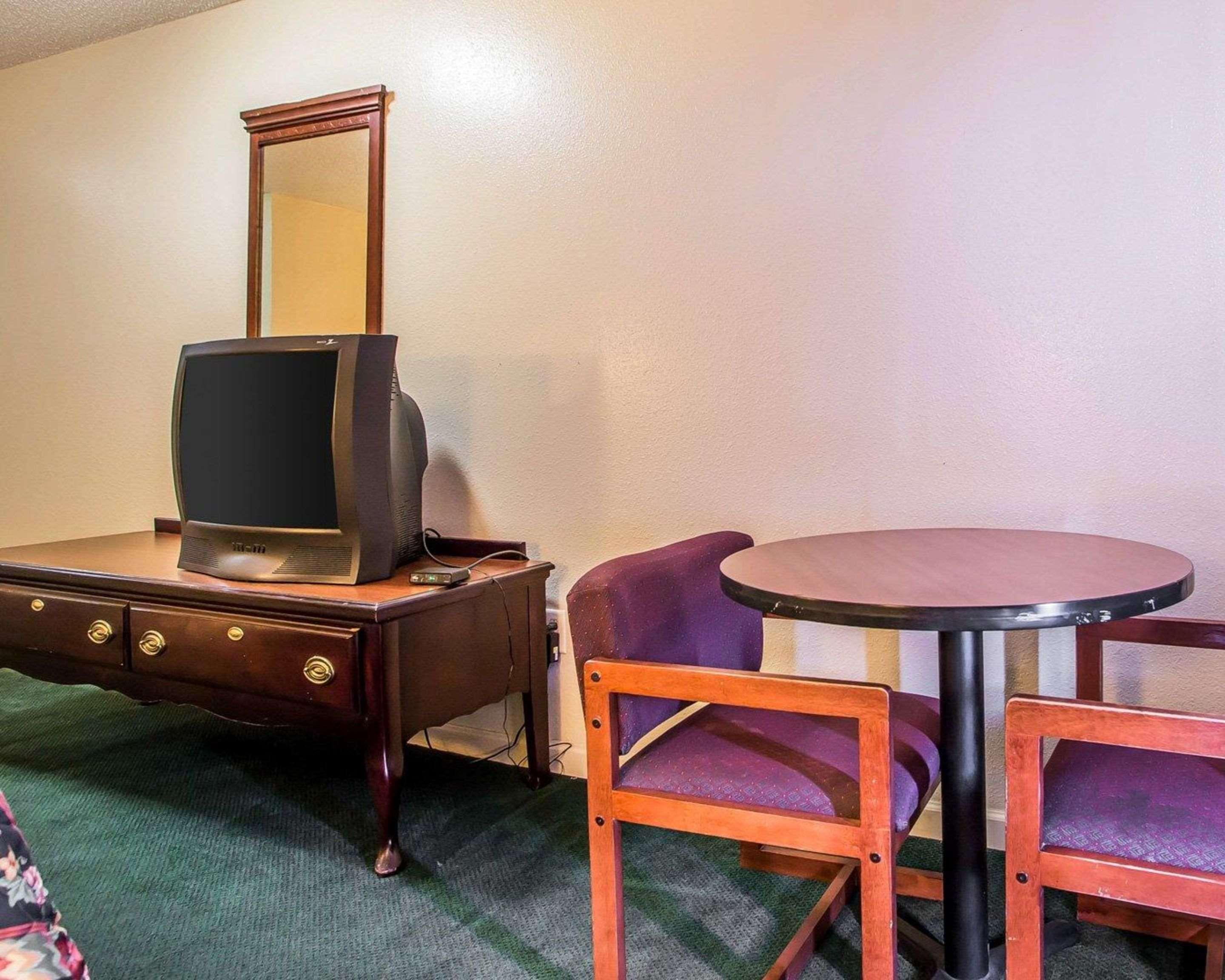 Econo Lodge Inn & Suites Granite City Buitenkant foto