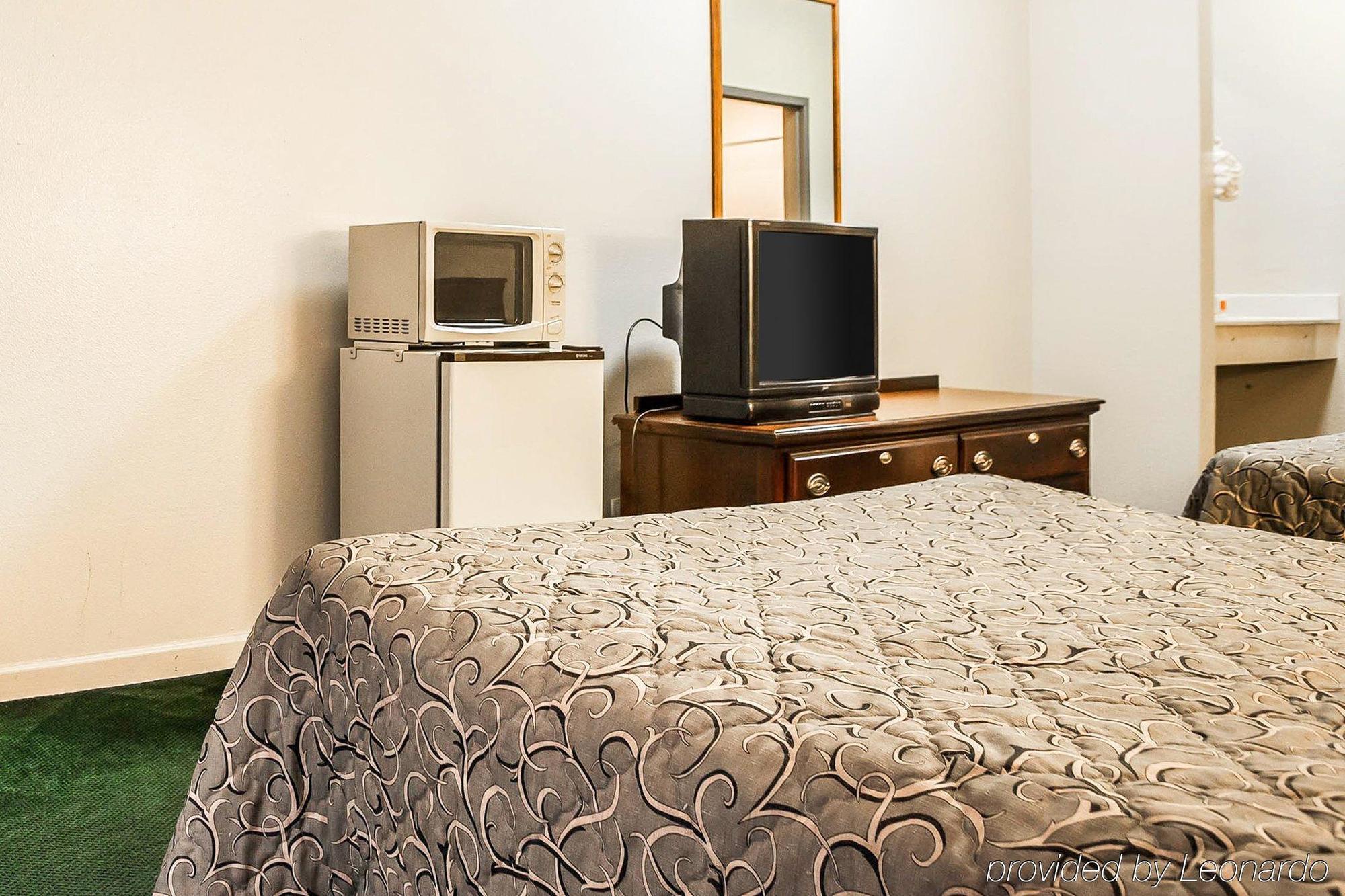 Econo Lodge Inn & Suites Granite City Buitenkant foto