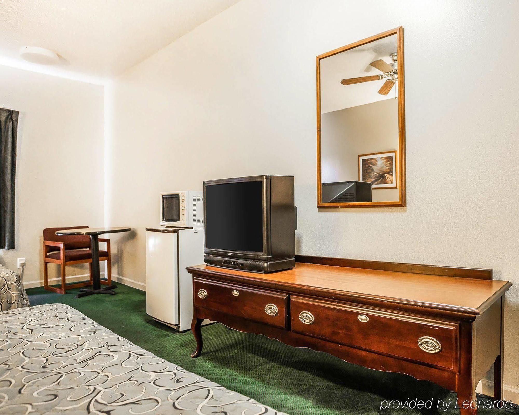 Econo Lodge Inn & Suites Granite City Buitenkant foto
